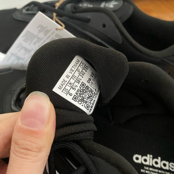 Adidas Women’s Originals Oztral trainers in black and white - Picture 5 of 5